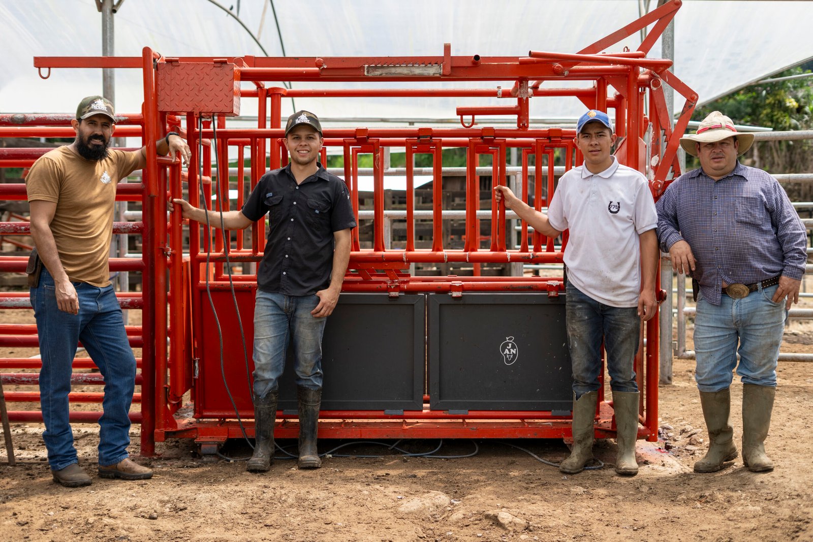 Prensa ganadera Heeler entrega Zona de los Santo para manejo seguro de ganadería de engorde en finca